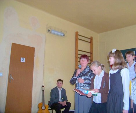 2011.11.10 - WYSTĘP WOKALNY W SZKOLE W TUCZĘPACH