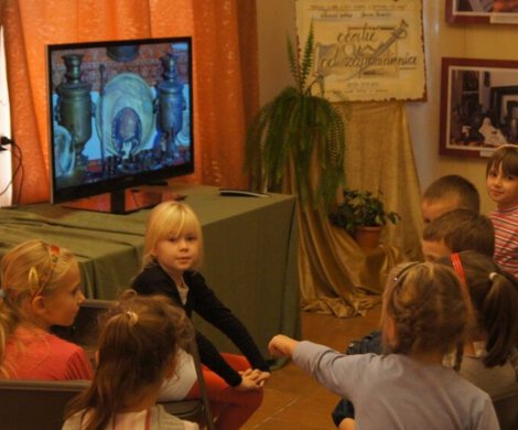 2012.10.12 - MŁODZIEŻ SZKOLNA NA WYSTAWIE "OCALIĆ OD ZAPOMNIENIA"