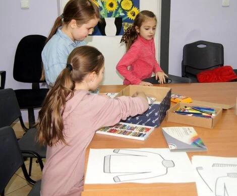 2022.02.03 - PROJEKTUJEMY SWETRY ZIMOWE - ZAJĘCIA PLASTYCZNE