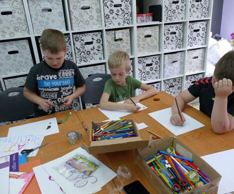 2022.05.13 - PROJEKTUJEMY INICJAŁY - ZAJĘCIA PLASTYCZNE