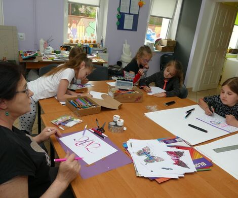 2022.05.13 - PROJEKTUJEMY INICJAŁY - ZAJĘCIA PLASTYCZNE