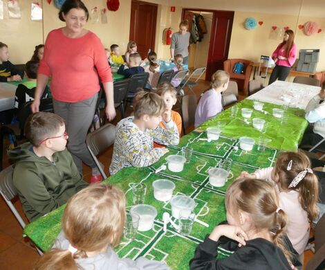 2025.02.24 - Ferie zimowe, tworzenie świec żelowych, gry i zabawy