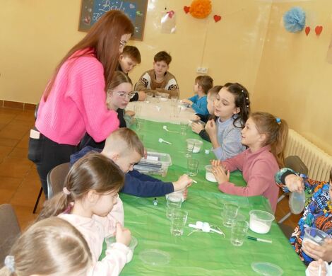 2025.02.24 - Ferie zimowe, tworzenie świec żelowych, gry i zabawy