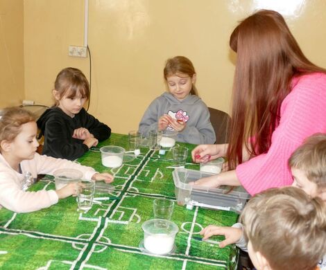 2025.02.24 - Ferie zimowe, tworzenie świec żelowych, gry i zabawy