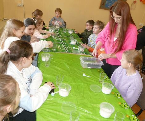 2025.02.24 - Ferie zimowe, tworzenie świec żelowych, gry i zabawy