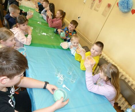 2025.02.24 - Ferie zimowe, tworzenie świec żelowych, gry i zabawy