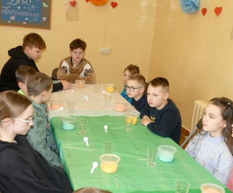 2025.02.24 - Ferie zimowe, tworzenie świec żelowych, gry i zabawy