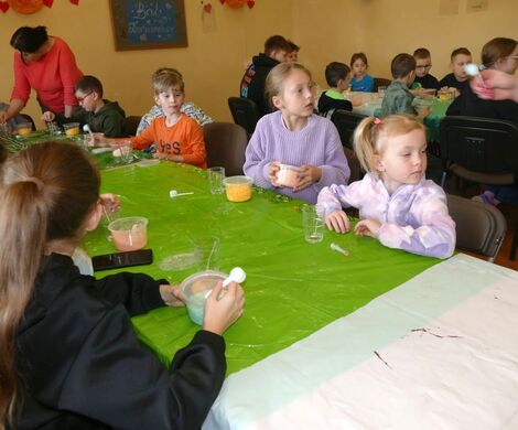 2025.02.24 - Ferie zimowe, tworzenie świec żelowych, gry i zabawy