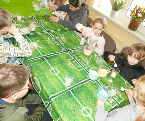 2025.02.24 - Ferie zimowe, tworzenie świec żelowych, gry i zabawy