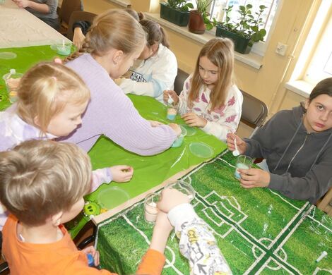 2025.02.24 - Ferie zimowe, tworzenie świec żelowych, gry i zabawy
