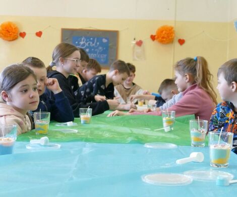 2025.02.24 - Ferie zimowe, tworzenie świec żelowych, gry i zabawy