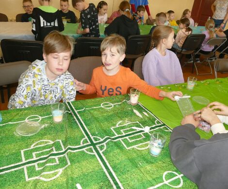 2025.02.24 - Ferie zimowe, tworzenie świec żelowych, gry i zabawy