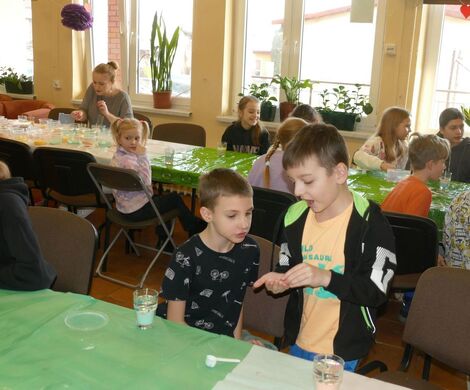 2025.02.24 - Ferie zimowe, tworzenie świec żelowych, gry i zabawy