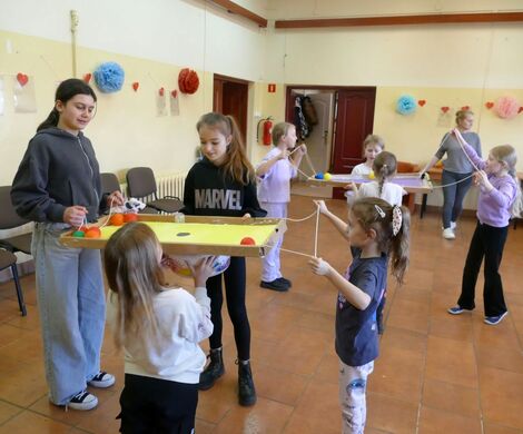 2025.02.24 - Ferie zimowe, tworzenie świec żelowych, gry i zabawy