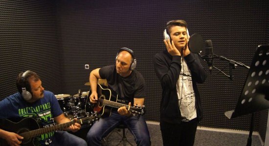 ADRIAN MAKAR PONOWNIE W STUDIO