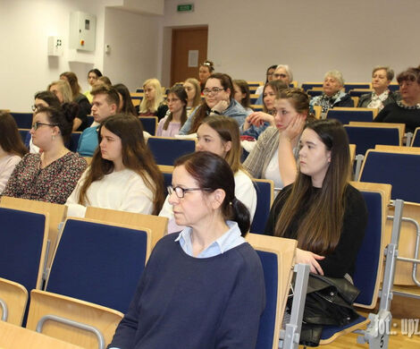 AKTYWNI 50+ NA SEMINARIUM NAUKOWYM "STAROŚĆ JEST DAREM" W AKADEMII ZAMOJSKIEJ