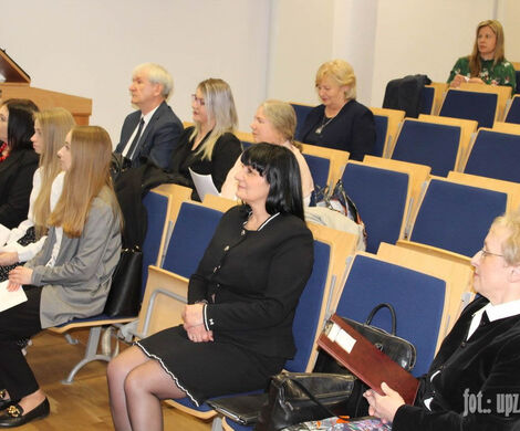 AKTYWNI 50+ NA SEMINARIUM NAUKOWYM "STAROŚĆ JEST DAREM" W AKADEMII ZAMOJSKIEJ
