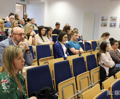AKTYWNI 50+ NA SEMINARIUM NAUKOWYM "STAROŚĆ JEST DAREM" W AKADEMII ZAMOJSKIEJ