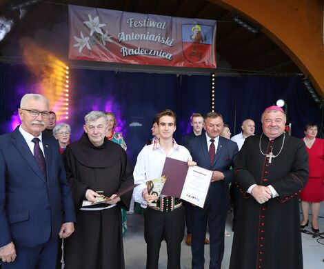 ZAKRĘCONA KAPELA NA PODIUM