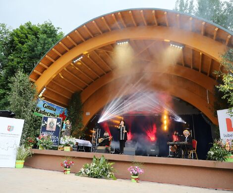 ZAKRĘCONA KAPELA NA PODIUM
