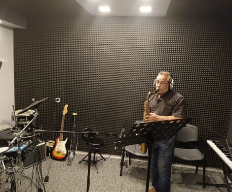 KAPELA NA 102 W STUDIO NAGRAŃ