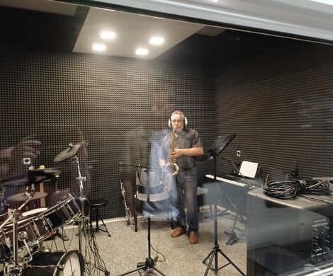 KAPELA NA 102 W STUDIO NAGRAŃ