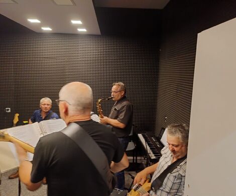 KAPELA NA 102 W STUDIO NAGRAŃ