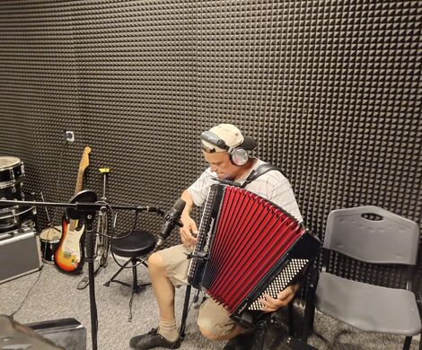 KAPELA NA 102 W STUDIO NAGRAŃ