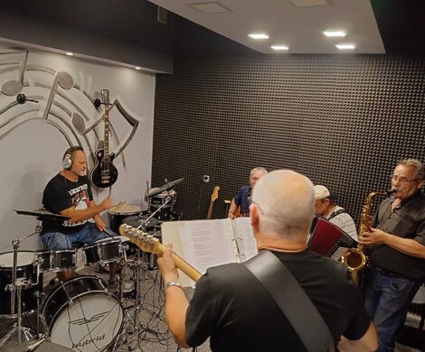 KAPELA NA 102 W STUDIO NAGRAŃ