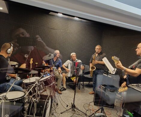 KAPELA NA 102 W STUDIO NAGRAŃ