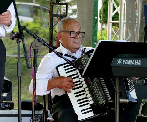 ZESPÓŁ WOKALNY "WADERA"