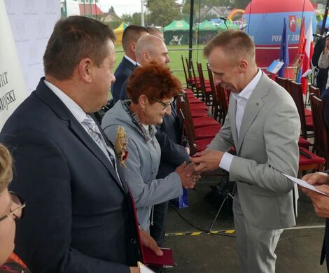 DOŻYNKI POWIATOWO-GMINNE W  ŁABUNIACH