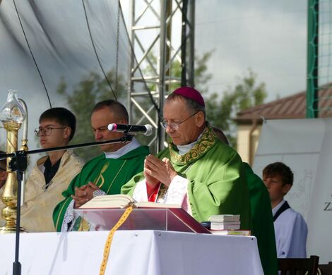 DOŻYNKI POWIATOWO-GMINNE W  ŁABUNIACH