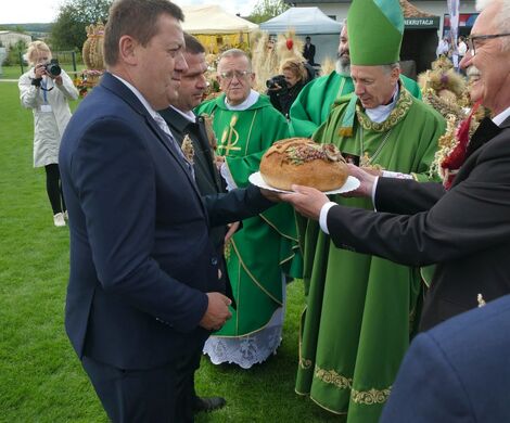 DOŻYNKI POWIATOWO-GMINNE W  ŁABUNIACH
