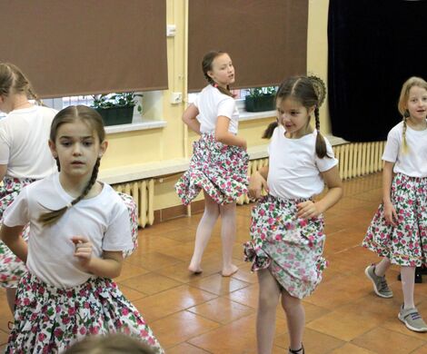 LIPKA - ZESPÓŁ PIEŚNI I TAŃCA 