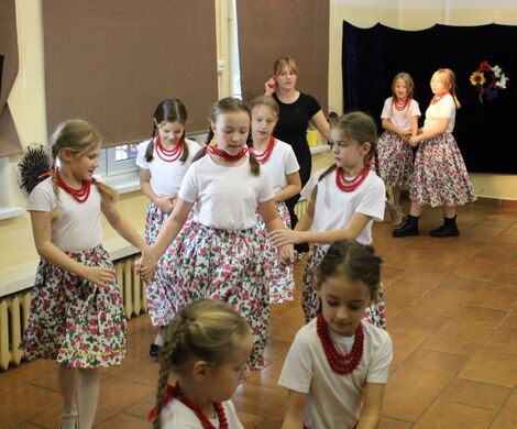 LIPKA - ZESPÓŁ PIEŚNI I TAŃCA 