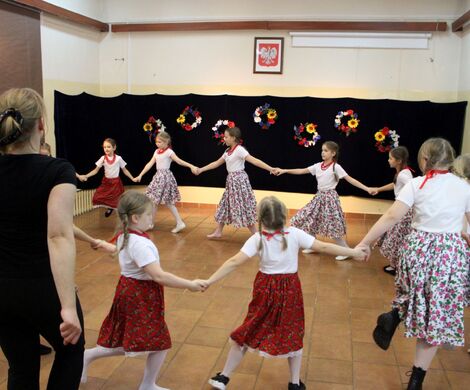 LIPKA - ZESPÓŁ PIEŚNI I TAŃCA 