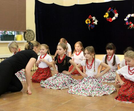 LIPKA - ZESPÓŁ PIEŚNI I TAŃCA 