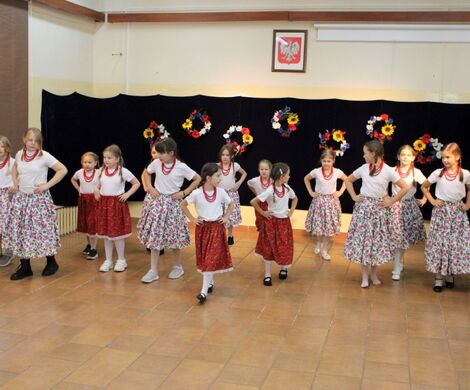 LIPKA - ZESPÓŁ PIEŚNI I TAŃCA 