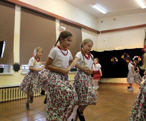 LIPKA - ZESPÓŁ PIEŚNI I TAŃCA 