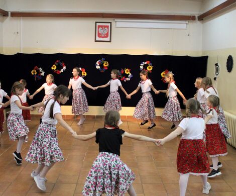 LIPKA - ZESPÓŁ PIEŚNI I TAŃCA 