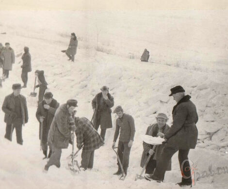 ZIMA STULECIA - WSPOMNIENIA  Z KRONIK IZBY PAMIĘCI W GRABOWCU