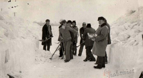 ZIMA STULECIA - WSPOMNIENIA  Z KRONIK IZBY PAMIĘCI W GRABOWCU