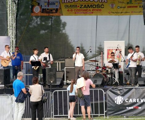 KAPELA GMINNEGO OŚRODKA KULTURY Z GRABOWCA NA MECIE 10. CHARYTATYWNEGO RAJDU KOGUTA
