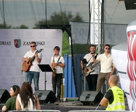 KAPELA GMINNEGO OŚRODKA KULTURY Z GRABOWCA NA MECIE 10. CHARYTATYWNEGO RAJDU KOGUTA