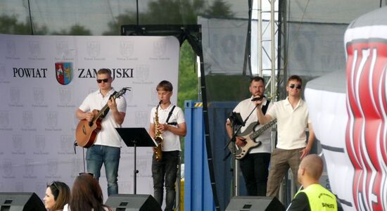 KAPELA GMINNEGO OŚRODKA KULTURY Z GRABOWCA NA MECIE 10. CHARYTATYWNEGO RAJDU KOGUTA