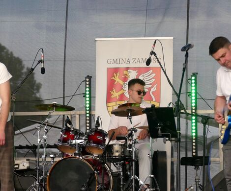 KAPELA GMINNEGO OŚRODKA KULTURY Z GRABOWCA NA MECIE 10. CHARYTATYWNEGO RAJDU KOGUTA