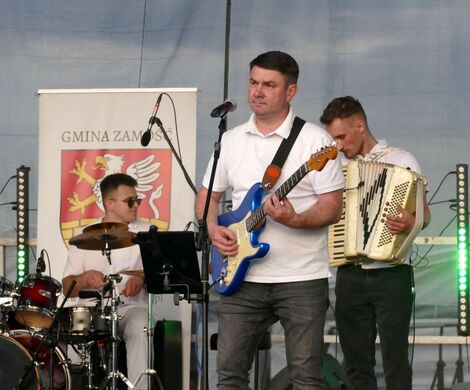 KAPELA GMINNEGO OŚRODKA KULTURY Z GRABOWCA NA MECIE 10. CHARYTATYWNEGO RAJDU KOGUTA