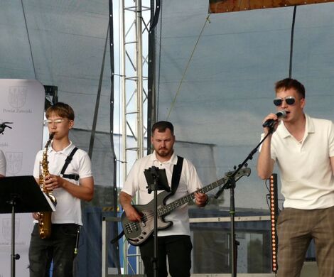KAPELA GMINNEGO OŚRODKA KULTURY Z GRABOWCA NA MECIE 10. CHARYTATYWNEGO RAJDU KOGUTA