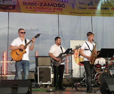 KAPELA GMINNEGO OŚRODKA KULTURY Z GRABOWCA NA MECIE 10. CHARYTATYWNEGO RAJDU KOGUTA